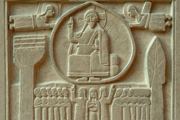 Анатолий Комелин. 'Вознесение, 2005. Камень. Церковь Воскресения Христова, Переделкино, Москва. Фото из архива А. Комелина