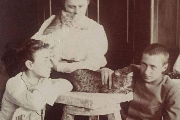 1904-georgij-motovilov-na-foto-sprava-s-sestroj-mariej-i-bratom-andreem-1904-god-foto-iz-arkhiva-semiEC0FEAFA-0A57-43F1-3E36-6D64C6FE1031.jpg