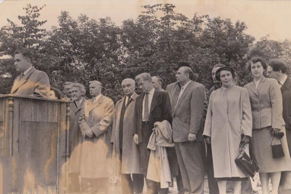 1947-georgij-motovilov-na-foto-pervyj-sleva-v-pervom-ryadu-stoit-za-tribunoj-na-otkrytii-pamyatnika-a-n-tolstomu-v-moskve-1947-god-foto-iz-arkhiva-semi-motovilovykh-komovykhEA6B307F-C0E9-AB4C-D6E9-8A01074CAA70.jpg
