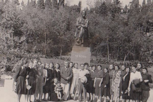 1957-georgij-motovilov-u-pamyatnika-a-p-chekhovu-v-yalte-1957-god-foto-iz-arkhiva-semi-motovilovykh-komovykh0C6B71B3-26BD-CE5E-F036-9ECDD790A500.jpg