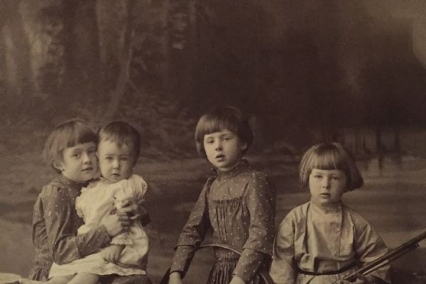deti-semi-motovilovykh-sleva-napravo-mariya-georgij-nadezhda-andrej-foto-iz-arkhiva-semi-motovilovykh-komovykh8AB5CC64-1C8B-E499-4856-A99052C994CD.jpg